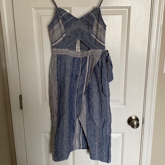 Express Dresses & Skirts - Linen blend cut out express faux wrap dress.